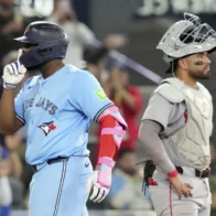 Vladimir Guerrero Jr. conecta jonrón decisivo y guía a los Azulejos a victoria sobre Boston - Noticias de hoy en República Dominicana | De Último Minuto