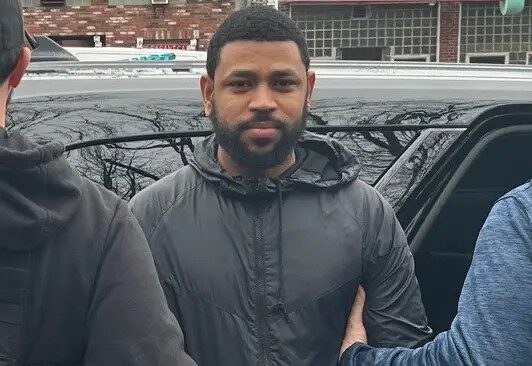 Liberan a dominicano acusado de robo a mano armada pese a orden de detención migratoria en Massachusetts