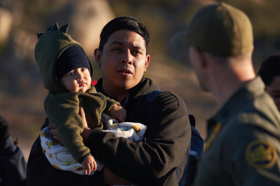 La orden de Trump contra la ciudadanía por nacimiento afectaría a 255.000 bebés al año