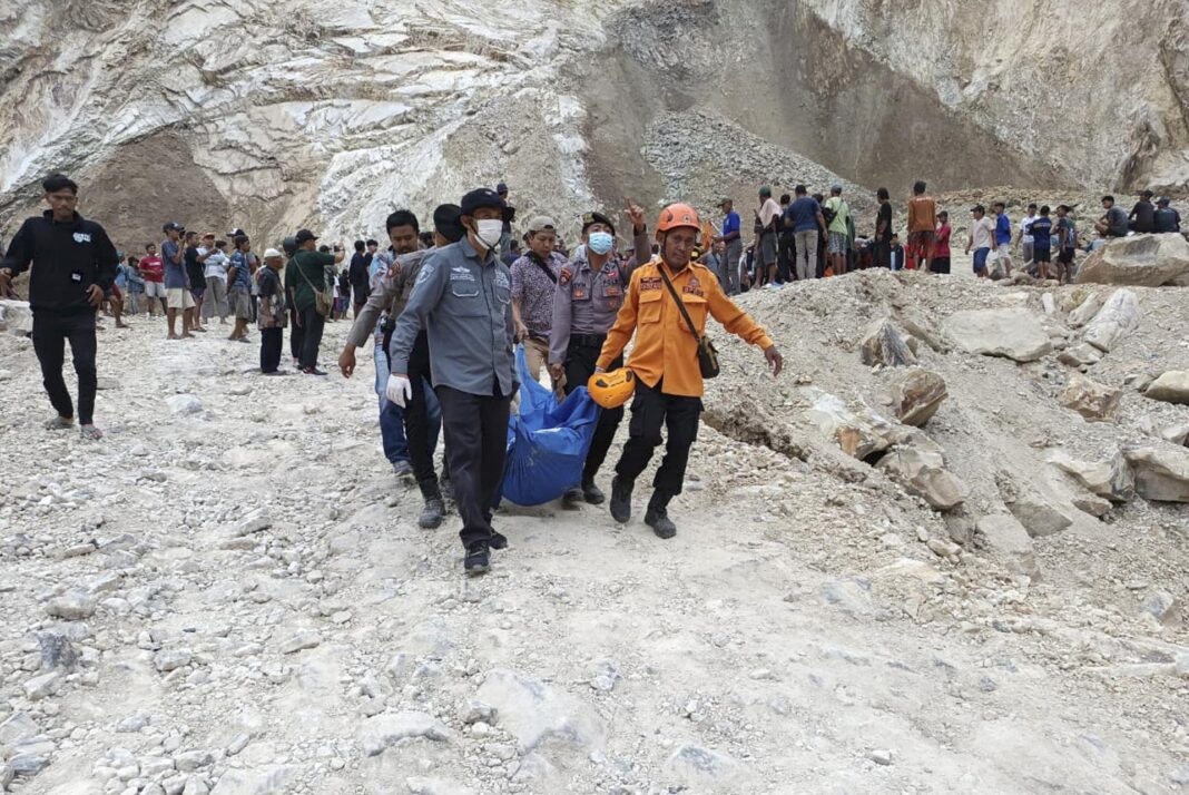 Suben a 14 los muertos tras una avalancha en una cantera en la indonesia isla de Java