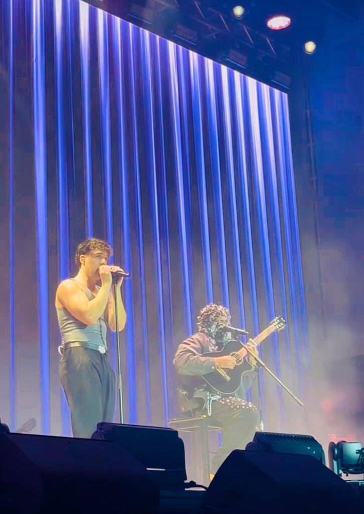 Quevedo se presenta por primera vez en RD ante un público eufórico; dedica su show a víctimas del Jet Set | De Último Minuto