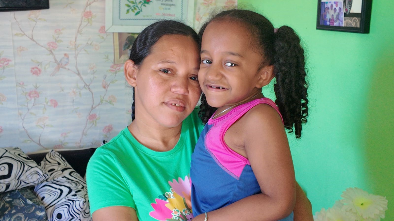 Melanie, la niña de “huesos de cristal” que sueña con caminar y ser azafata - Noticias de hoy en República Dominicana | De Último Minuto