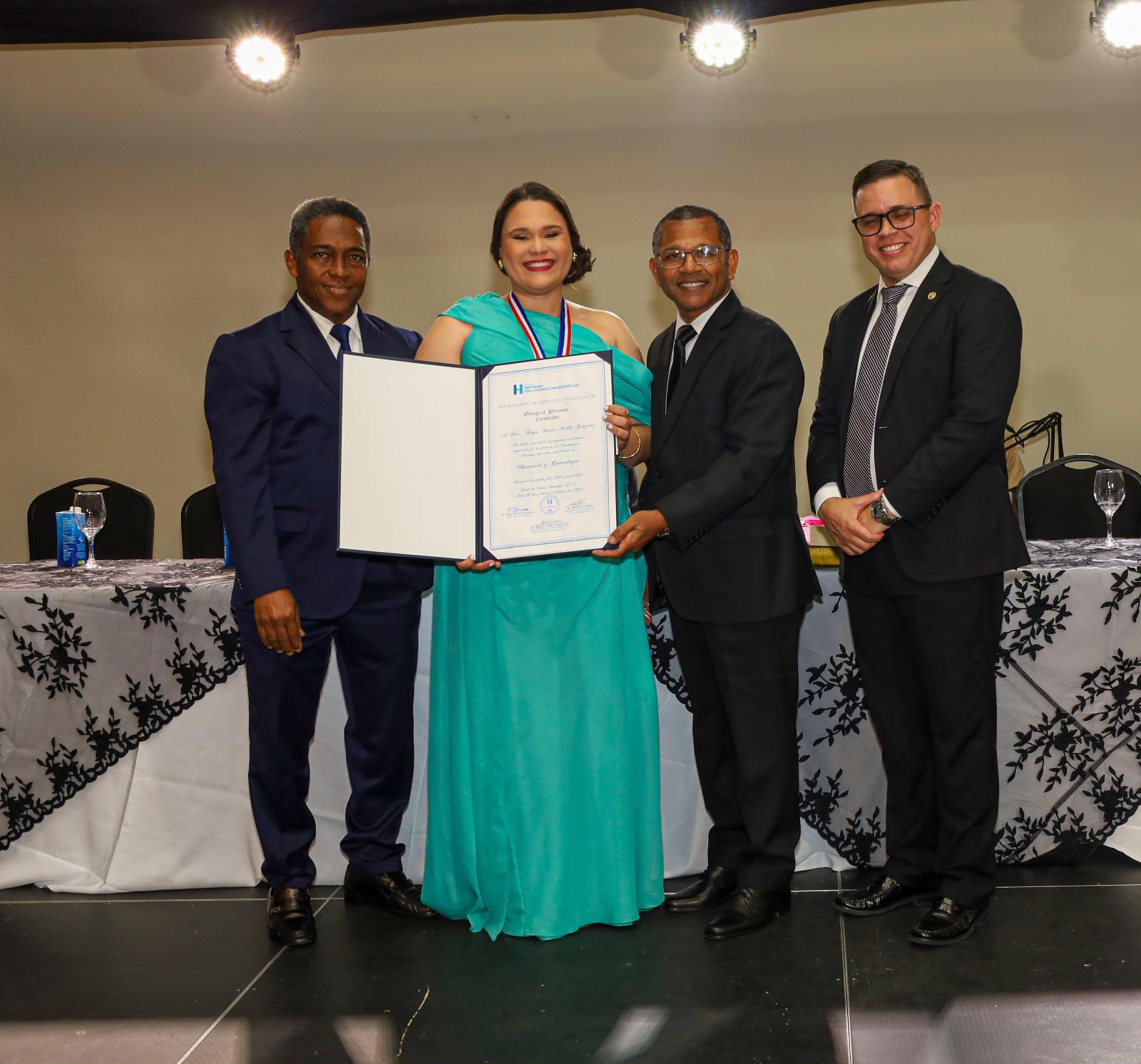Hospital Materno gradúa 21 "ángeles" de la salud materno-infantil en emotiva ceremonia