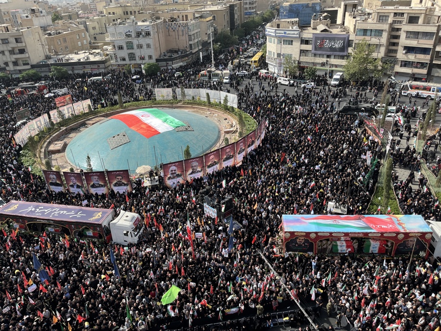 Irán entierra a sus héroes en masivo funeral con gritos de "muerte a Israel" y "muerte a América" Irán entierra a sus héroes en masivo funeral con gritos de "muerte a Israel" y "muerte a América"