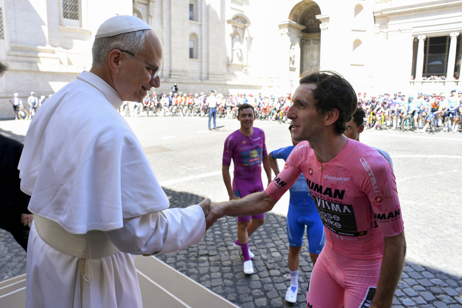 León XIV recibe la 'maglia rosa' del Giro y bendice a los ciclistas antes de la última etapa