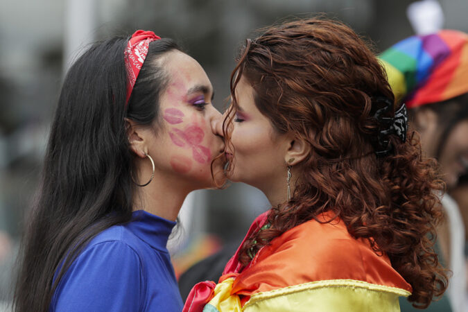 Miles inundan a Bogotá de colores del arcoíris en una marcha de orgullo y reivindicación