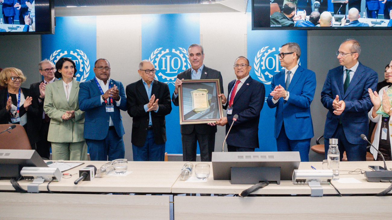 Presidente Abinader recibe reconocimiento de la OIT en Ginebra por respaldo a derechos de trabajadores