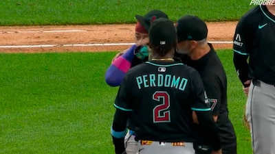 Ketel Marte rompe en llanto tras recibir insultos sobre su madre fallecida: Aficionado es expulsado del estadio - Noticias de hoy en República Dominicana | De Último Minuto