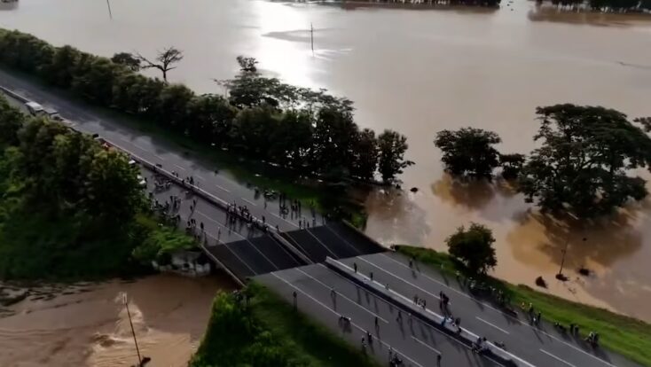 Colapso de puente paraliza autopista clave en Venezuela por fuertes lluvias