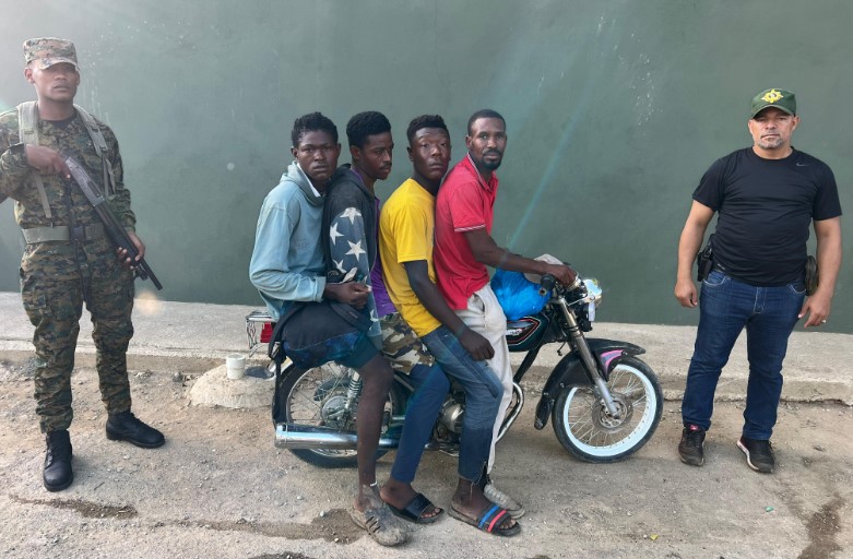 Envían a la justicia a dominicano por transportar a cinco indocumentados en una motocicleta en Dajabón