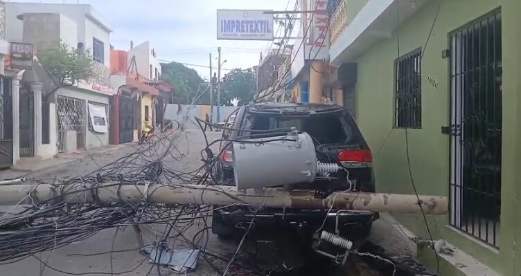 Poste del tendido eléctrico colapsa en Villa Verde y causa daños materiales