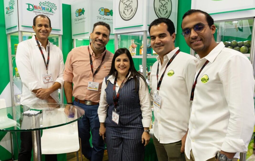 Directora de Prodominicana junto a productores nacionales.