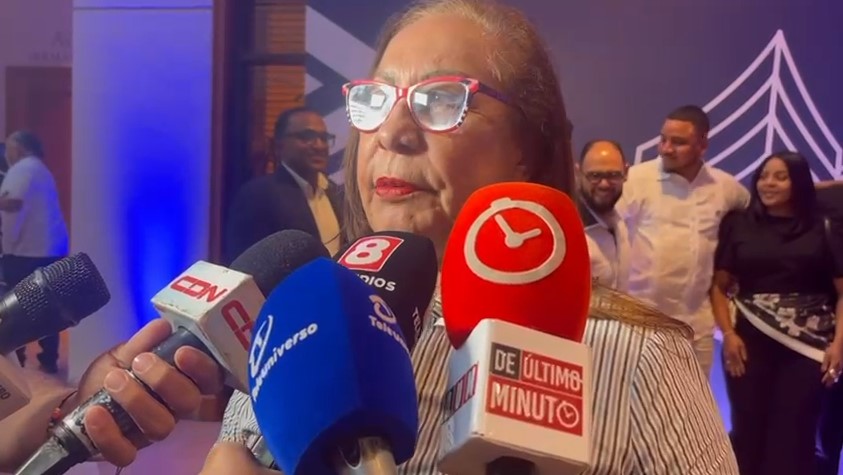 Gobernadora de Santiago respalda sanciones a funcionarios