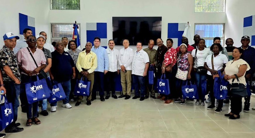 Gobierno entrega RD$80 millones a porcicultores del Cibao Central por peste porcina