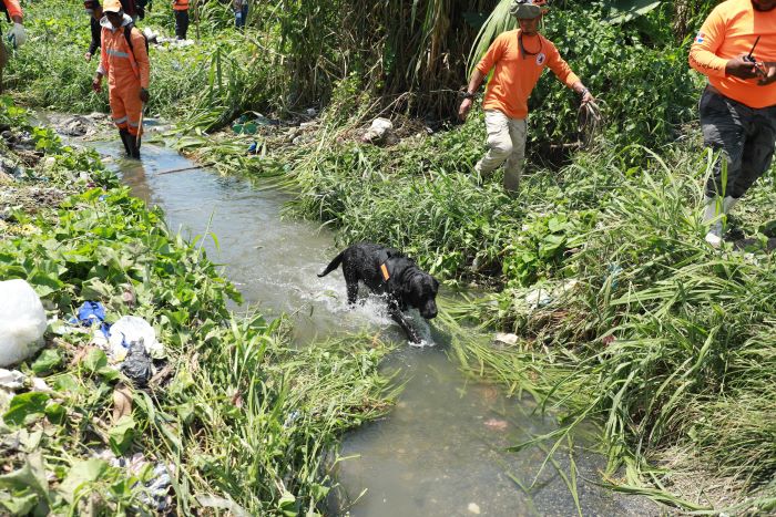 Continúa la búsqueda de niña arrastrada por cañada en Villa Mella