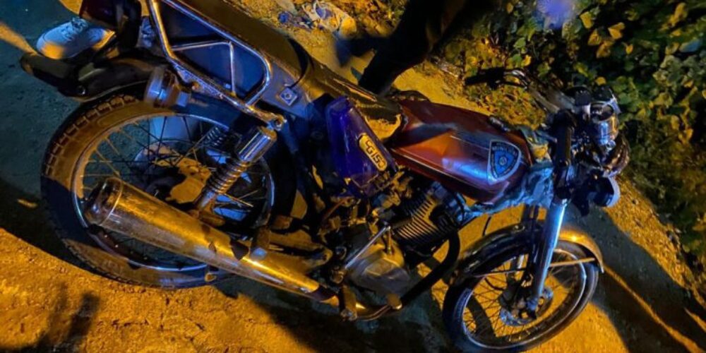 Hombre muere al impactar su motocicleta con poste del tenido eléctrico en Nagua