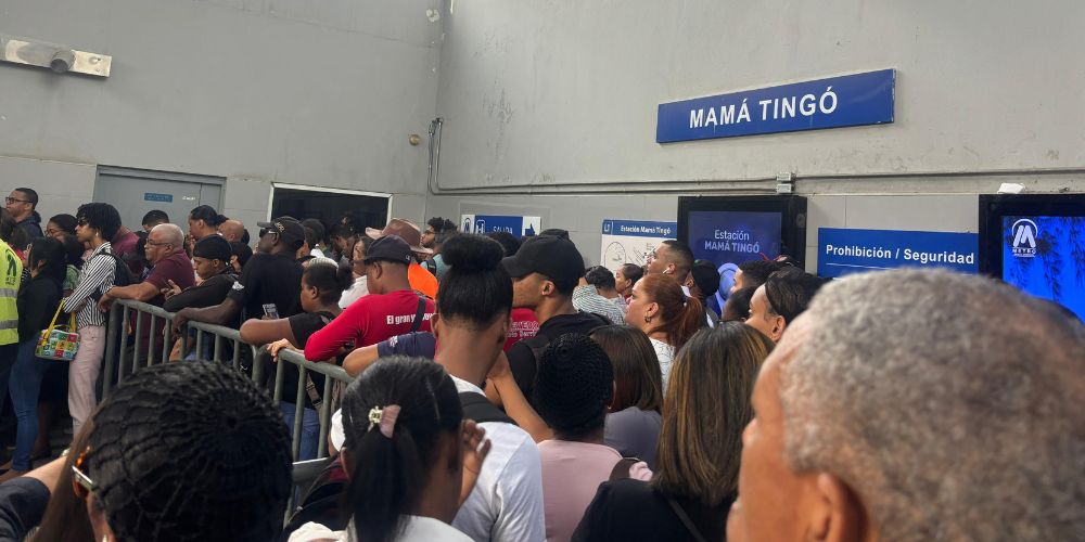 Grandes filas en estación Mamá Tingó siguen afectando la puntualidad de los ciudadanos
