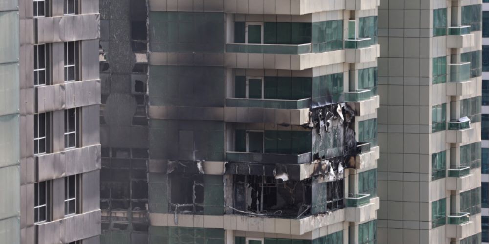 Más de 3,800 evacuados tras feroz incendio en rascacielos de Dubái