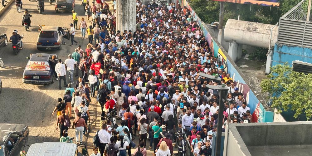 ¿Hasta cuándo? Se repite el caos en estación Mamá Tingó por puerta fuera de servicio