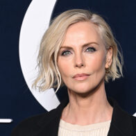 Charlize Theron ironiza sobre la boda de Jeff Bezos y lanza fuerte discurso por los derechos humanos