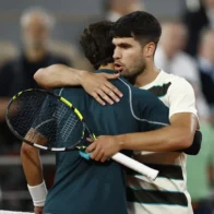 Alcaraz alcanza su segunda final en París tras la retirada de Musetti - Noticias de hoy en República Dominicana | De Último Minuto
