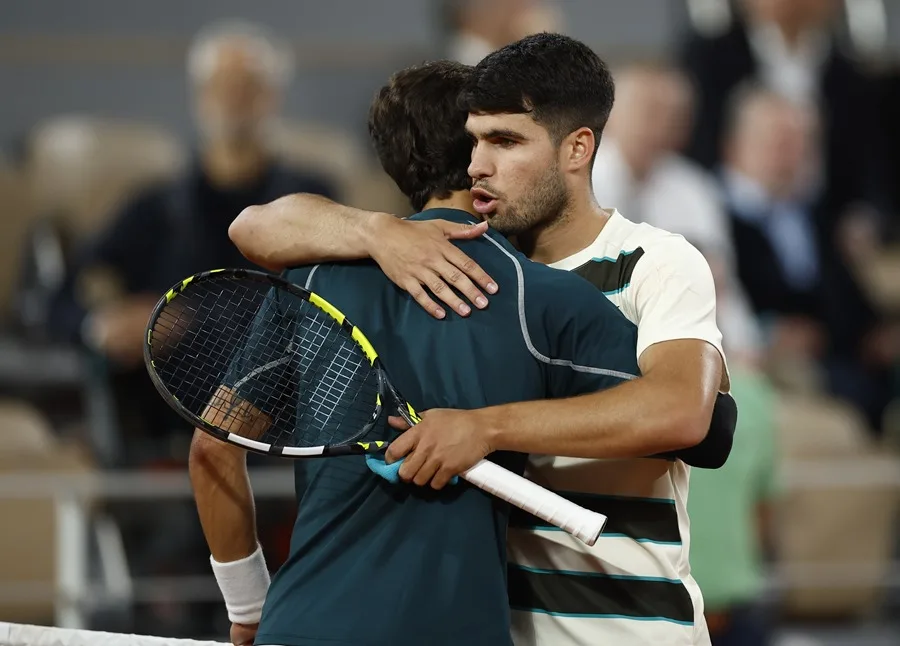 Alcaraz alcanza su segunda final en París tras la retirada de Musetti - Noticias de hoy en República Dominicana | De Último Minuto