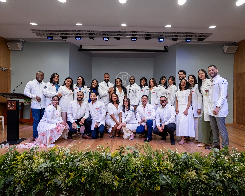 Hospital General de la Plaza de la Salud gradúa a nueva promoción de médicos especialistas