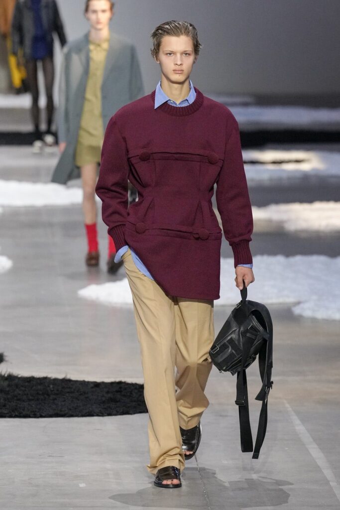 Prada lanza en Milán una moda "calmada" y piernas al aire para hombres este verano | 5 | Prada lanza en Milán una moda "calmada" y piernas al aire para hombres este verano - Noticias de hoy en República Dominicana | De Último Minuto