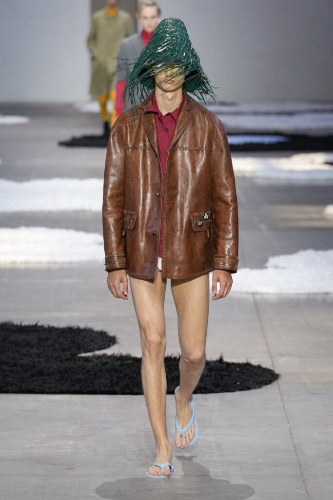 Prada lanza en Milán una moda "calmada" y piernas al aire para hombres este verano | 4 | Prada lanza en Milán una moda "calmada" y piernas al aire para hombres este verano - Noticias de hoy en República Dominicana | De Último Minuto
