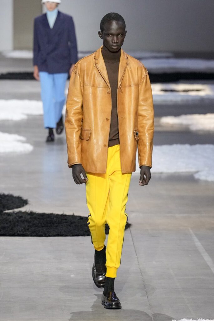 Prada lanza en Milán una moda "calmada" y piernas al aire para hombres este verano | 6 | Prada lanza en Milán una moda "calmada" y piernas al aire para hombres este verano - Noticias de hoy en República Dominicana | De Último Minuto