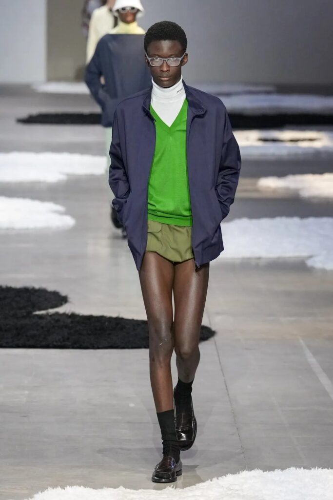 Prada lanza en Milán una moda "calmada" y piernas al aire para hombres este verano | 2 | Prada lanza en Milán una moda "calmada" y piernas al aire para hombres este verano - Noticias de hoy en República Dominicana | De Último Minuto