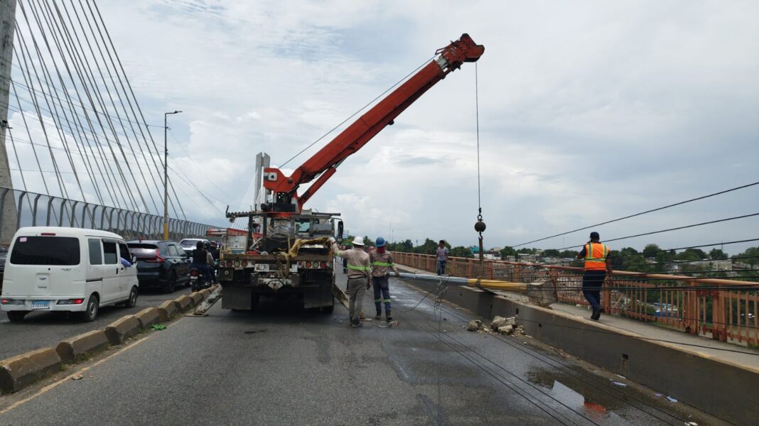 CUED y Obras Públicas coordinarán reposición de postes eléctricos en el Puente de la 17