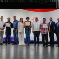 Emprendedores reciben su préstamo por parte del director de Promipyme.