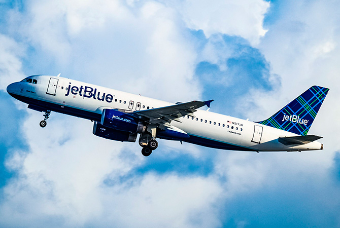 JetBlue anuncia más recortes ante caída en la demanda y dificultades para recuperar rentabilidad