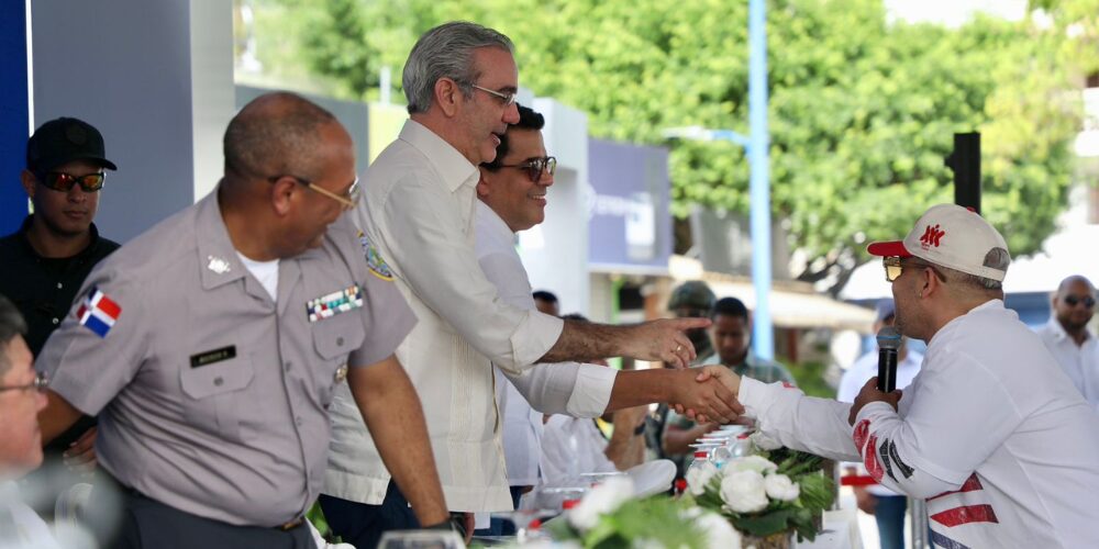 El Blachy interpreta “Color de Rosa” al presidente Luis Abinader