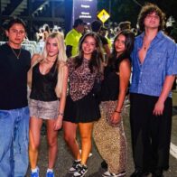Transparencias, mini faldas y negro, protagonistas de esta noche en el concierto de Jhayco