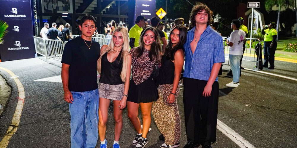 Transparencias, mini faldas y negro, protagonistas de esta noche en el concierto de Jhayco