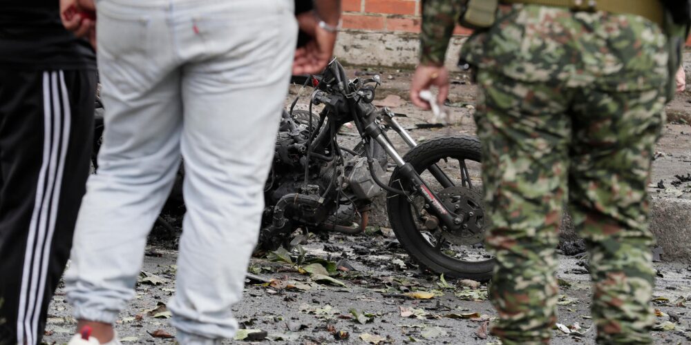 Al menos una persona muerta y varias heridas por explosión de bombas en Cali