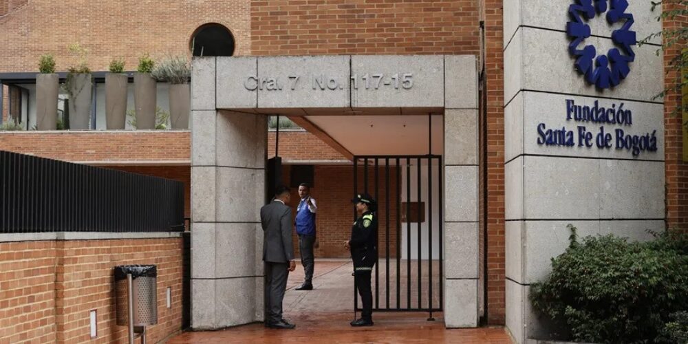 El senador colombiano herido en un atentado muestra «indicios de mejoría neurológica»