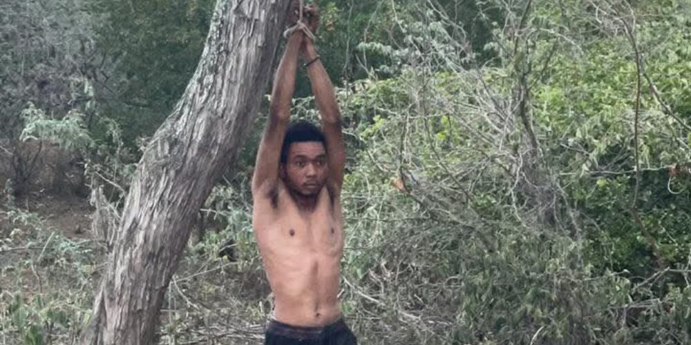 Comunitarios de El Jobo en Azua capturan y amarran a nacional haitiano sospechoso de homicidio