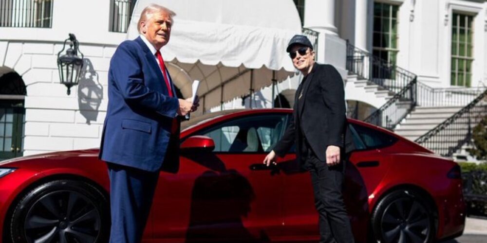 Trump considera vender o regalar el Tesla que compró en marzo