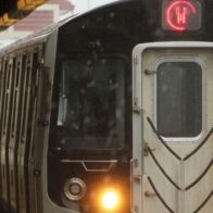 Acusan a hombre en Nueva York por delito de odio tras golpear a una musulmana en el metro