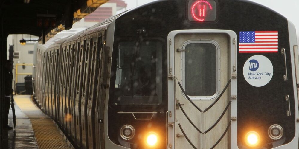 Acusan a hombre en Nueva York por delito de odio tras golpear a una musulmana en el metro