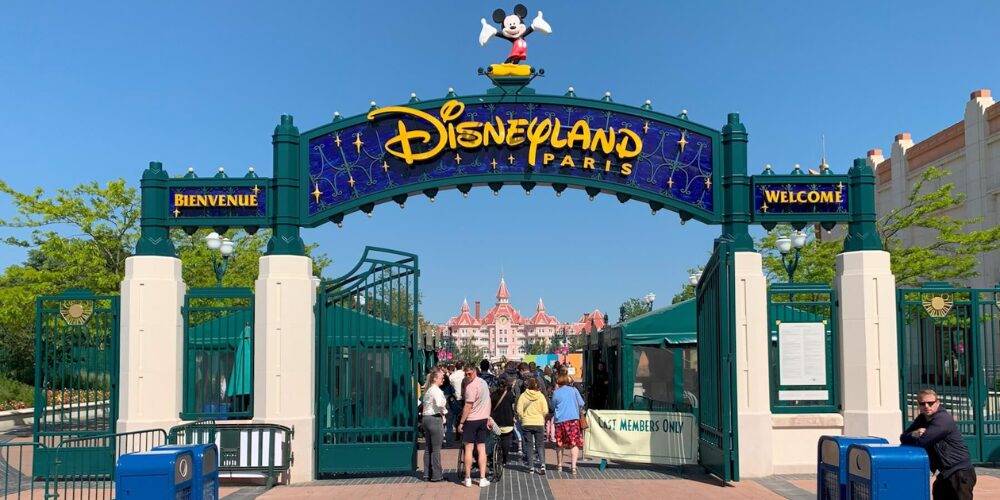 Cuatro detenidos en una falsa boda que involucraba a una niña en Disneyland París