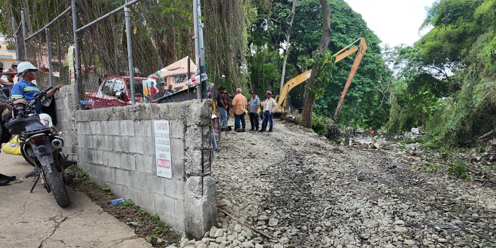 Encuentra cuerpo de niña arrastrada por aguas de una cañada en Villa Mella