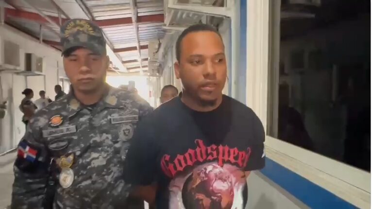 Se entrega a la policía “Vegano”, acusa de participar en asalto mano armada en Santiago