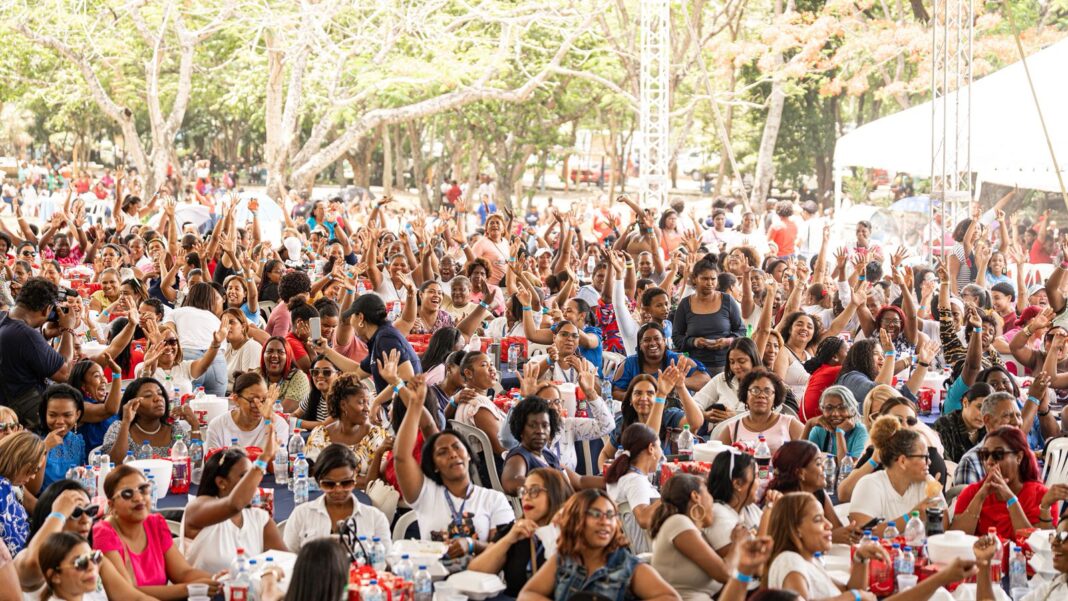 Más de 5,000 madres celebran su día con regalos, música y alegría con la alcaldesa Betty Gerónimo