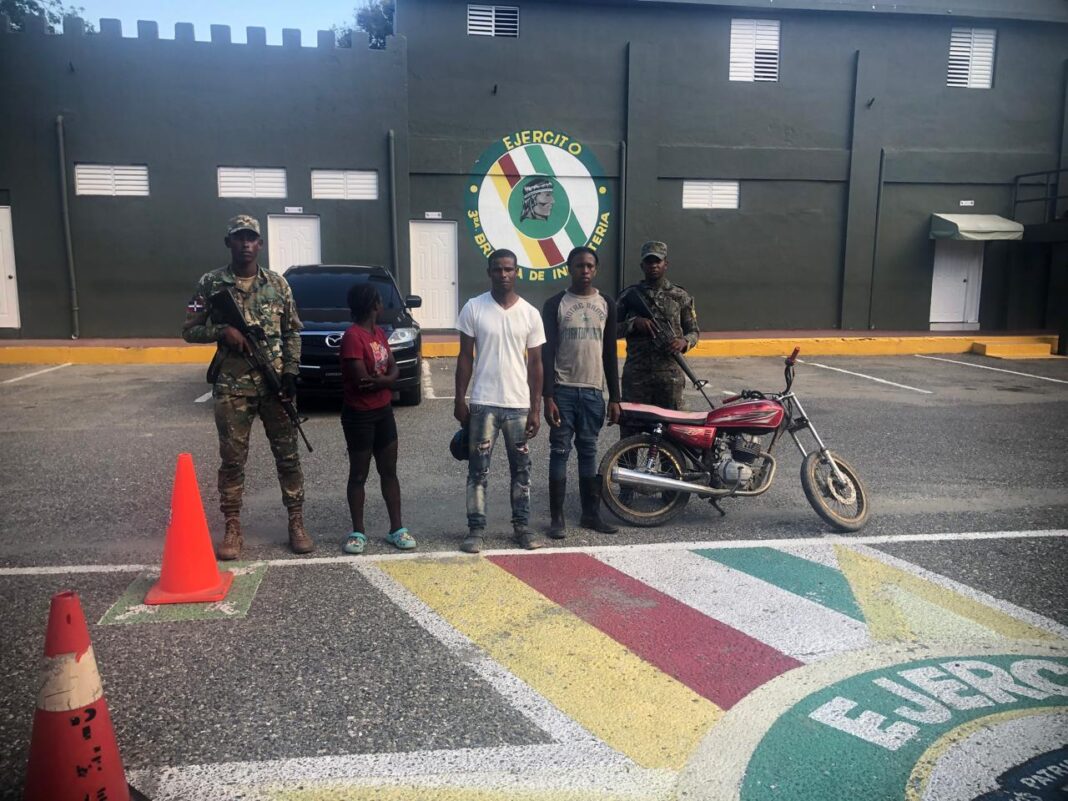Ejército envía a la justicia a otro hombre por transportar indocumentados en una motocicleta en San Juan de la Maguana