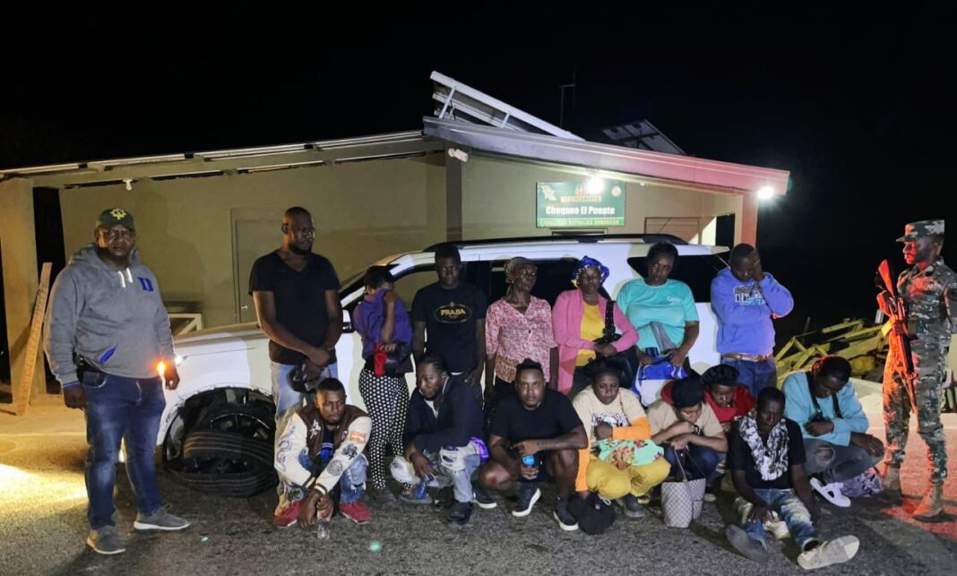 Otra jeepeta fue detenida con 15 haitianos indocumentados en Montecristi