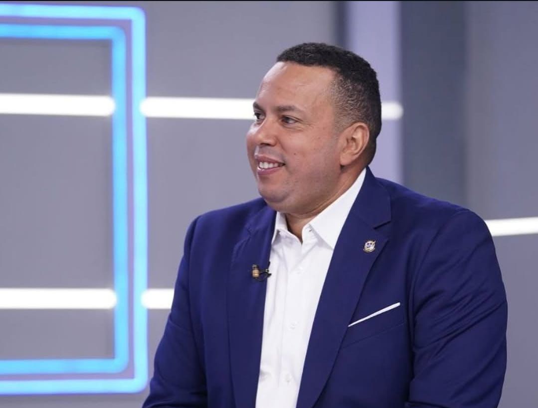 Diputado desmiente crisis de agua en Santo Domingo y acusa a la oposición de crear caos por likes
